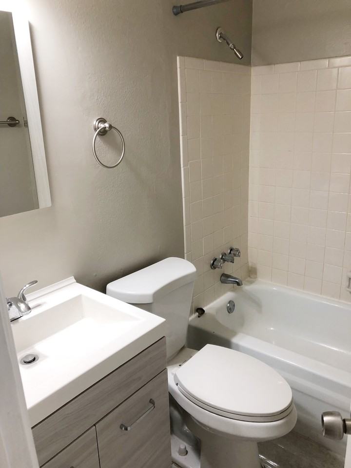 921 NE 16TH ST - Photo 3 of 6