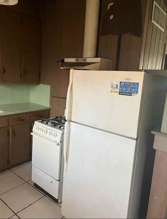 1576 // 2541 East Elm Street #3 - Photo 6 of 9