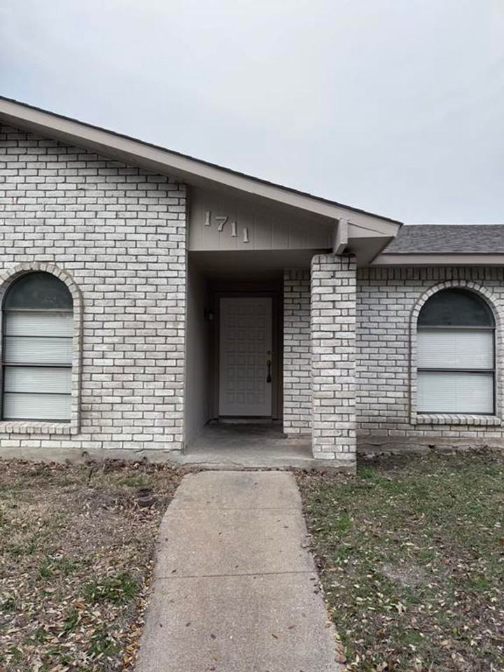 1711 W Spring Creek Pkwy - Photo 2 of 18