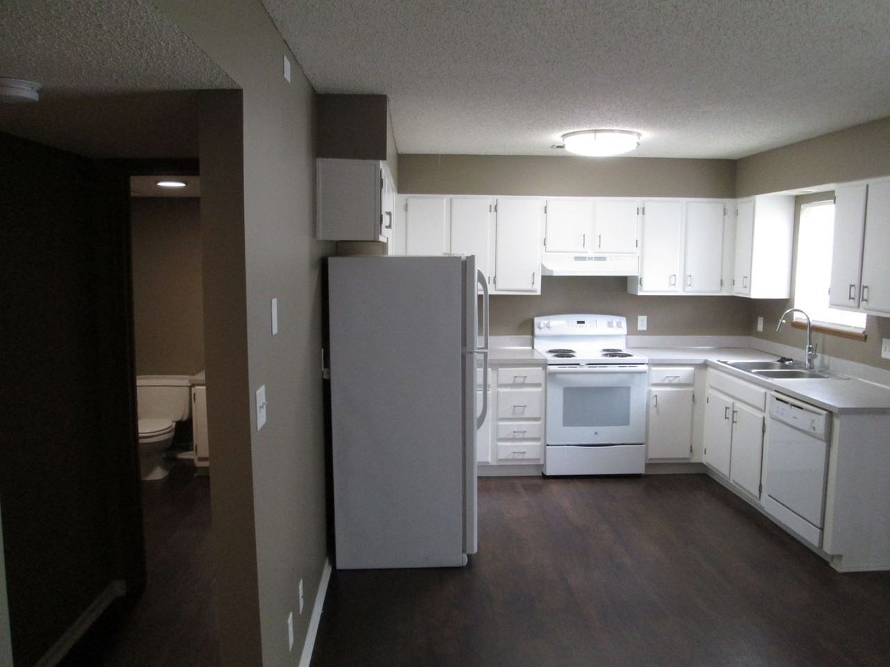 1725 Granada Ln - Photo 7 of 29