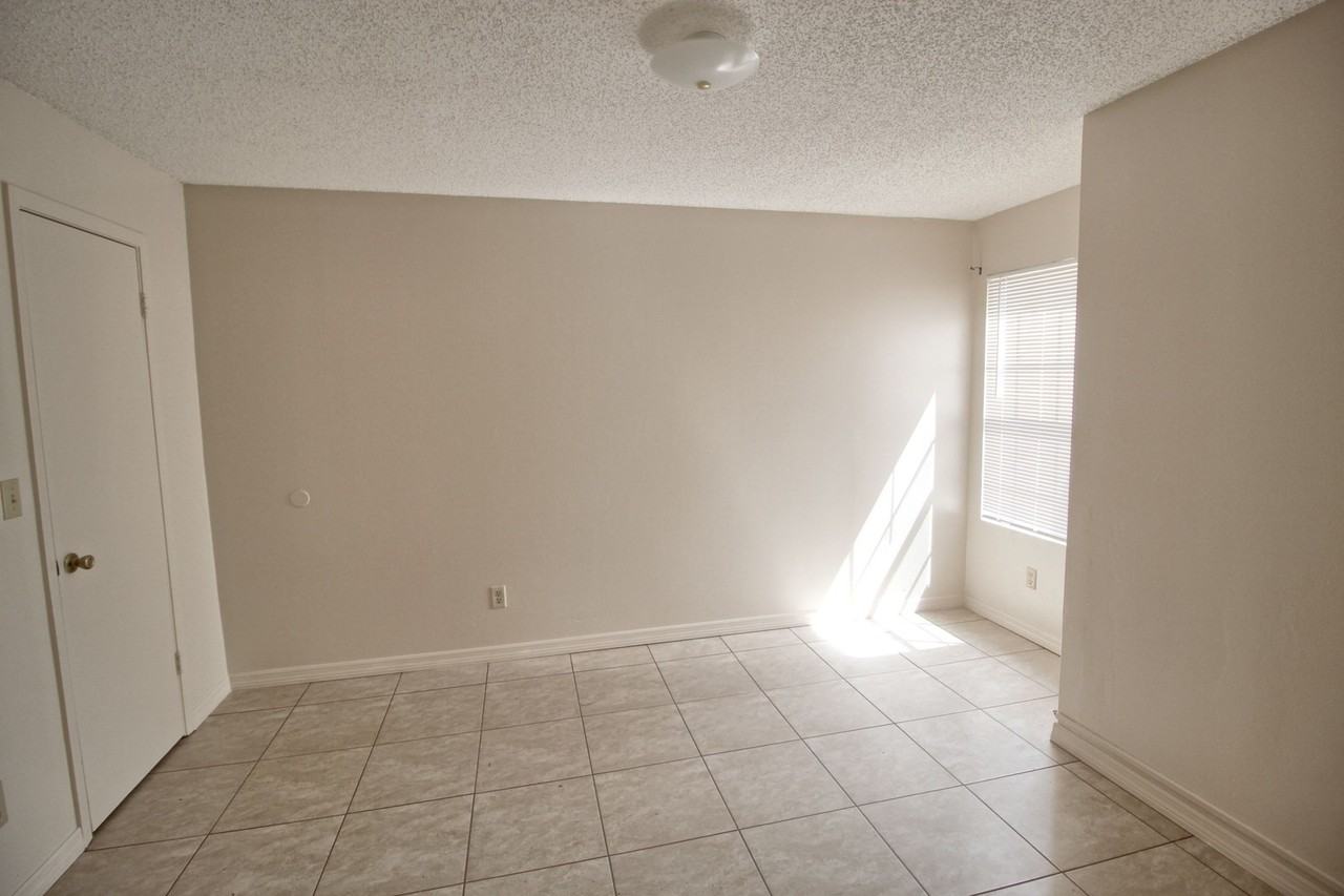 364 Northpointe Ct - Photo 5 of 9