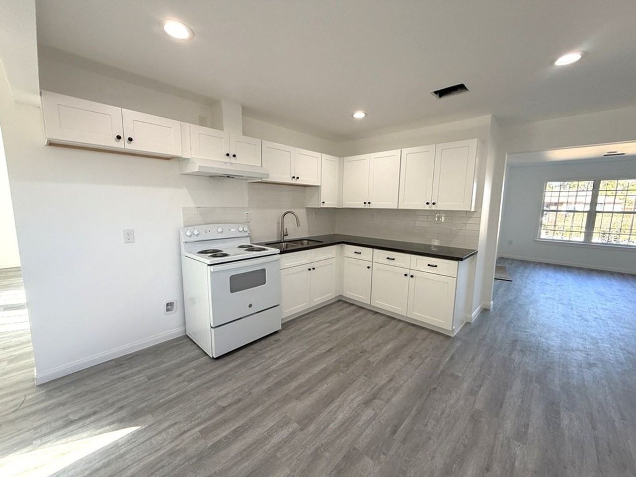 7430 Claiborne St - Photo 3 of 23