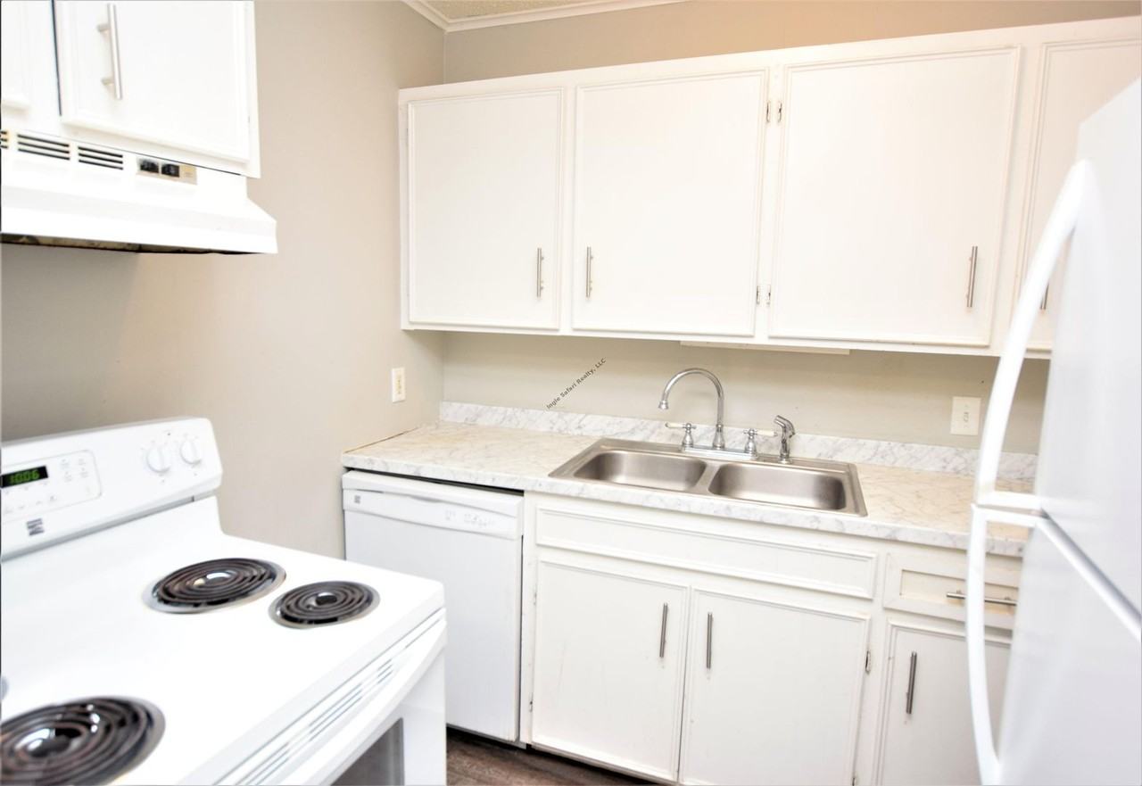 100 Mcarthur St #2 - Photo 4 of 6