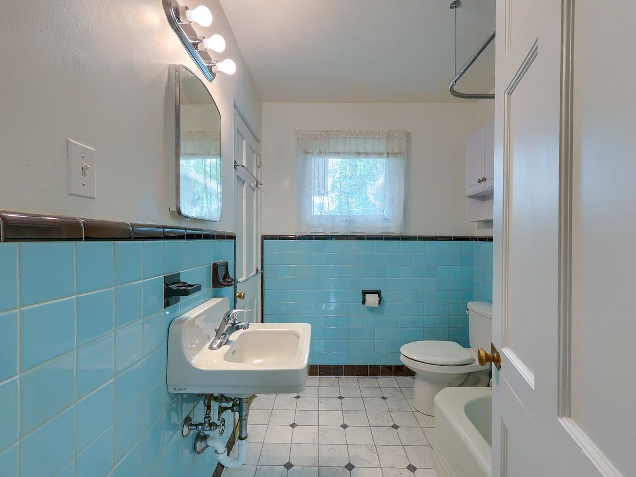 1396 Lowther Rd - Photo 5 of 32