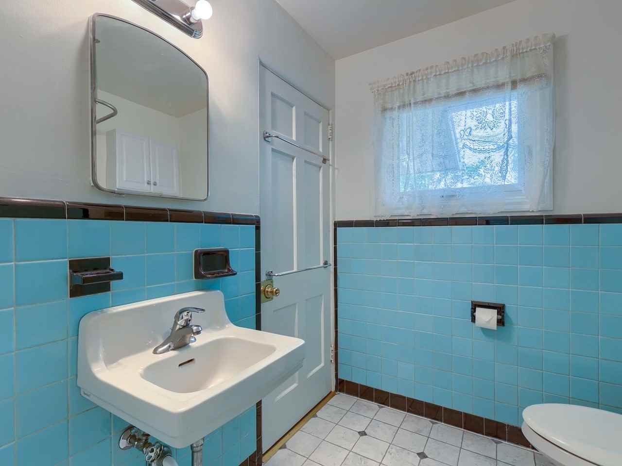 1396 Lowther Rd - Photo 6 of 32