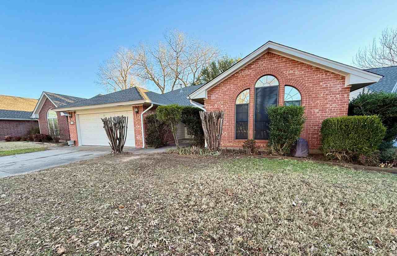 405 Edwards Dr - Photo 2 of 32