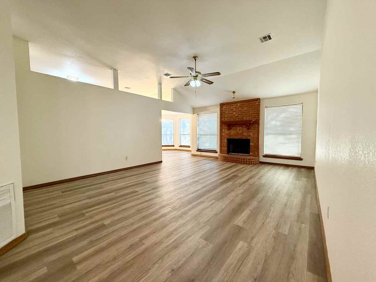 405 Edwards Dr - Photo 5 of 32