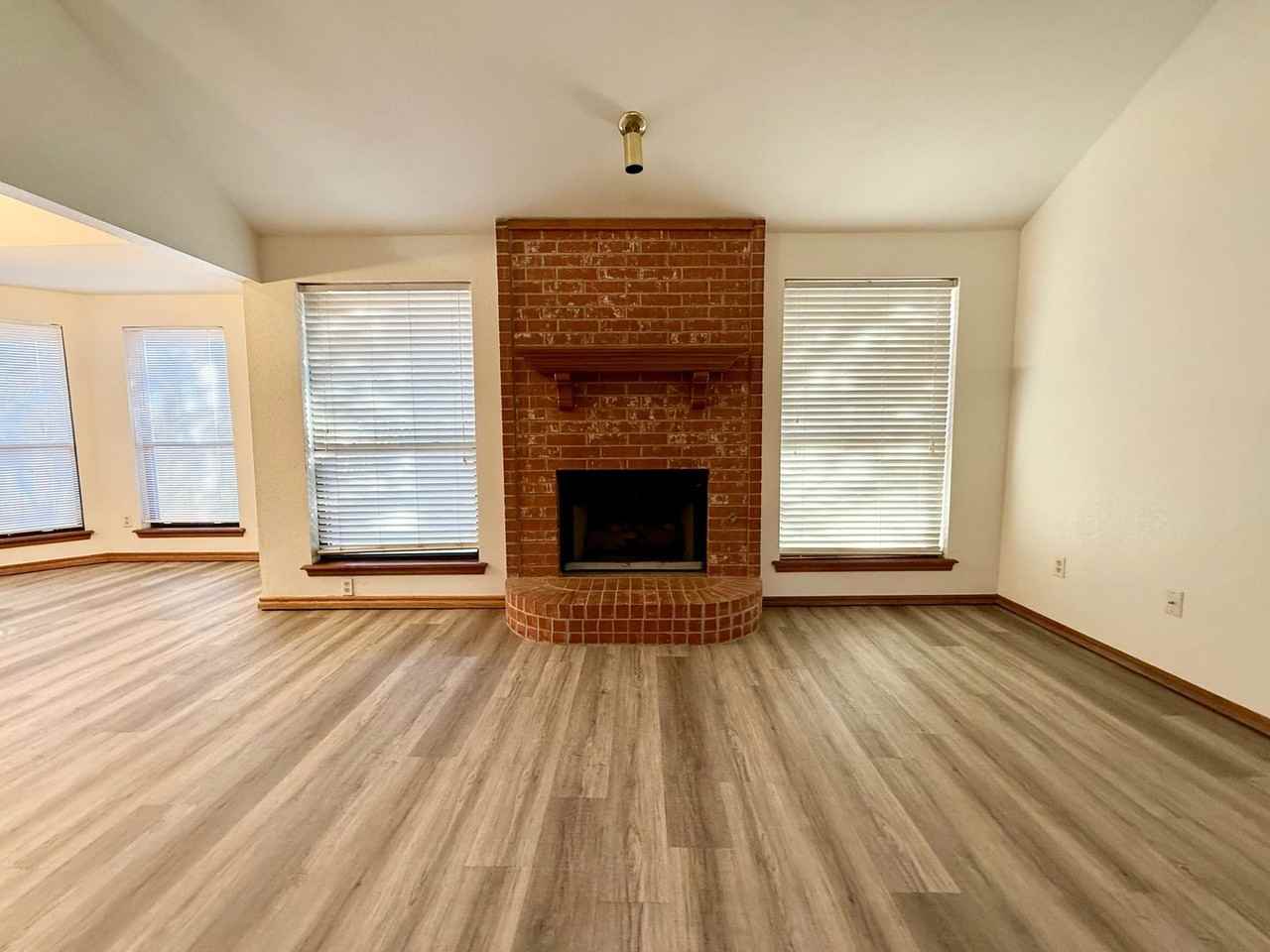 405 Edwards Dr - Photo 6 of 32