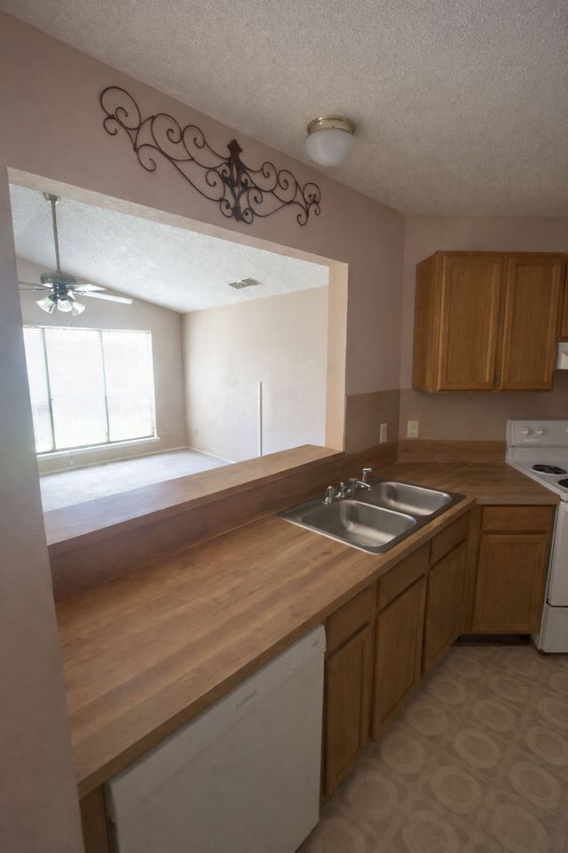 1706 Wickfield Way - Photo 5 of 13