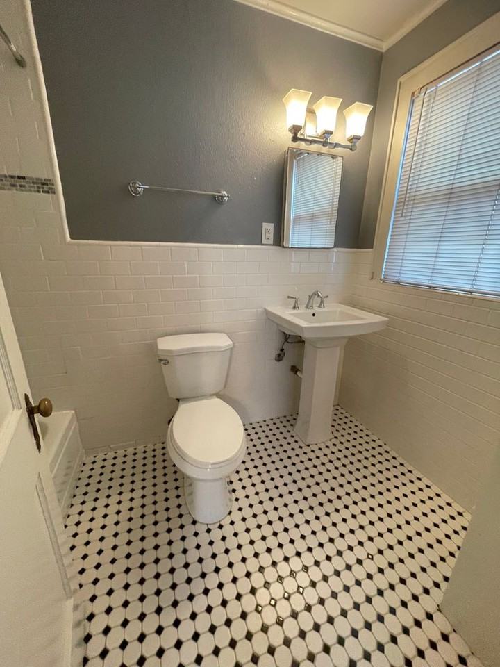 705 Ockley Dr - Photo 7 of 8