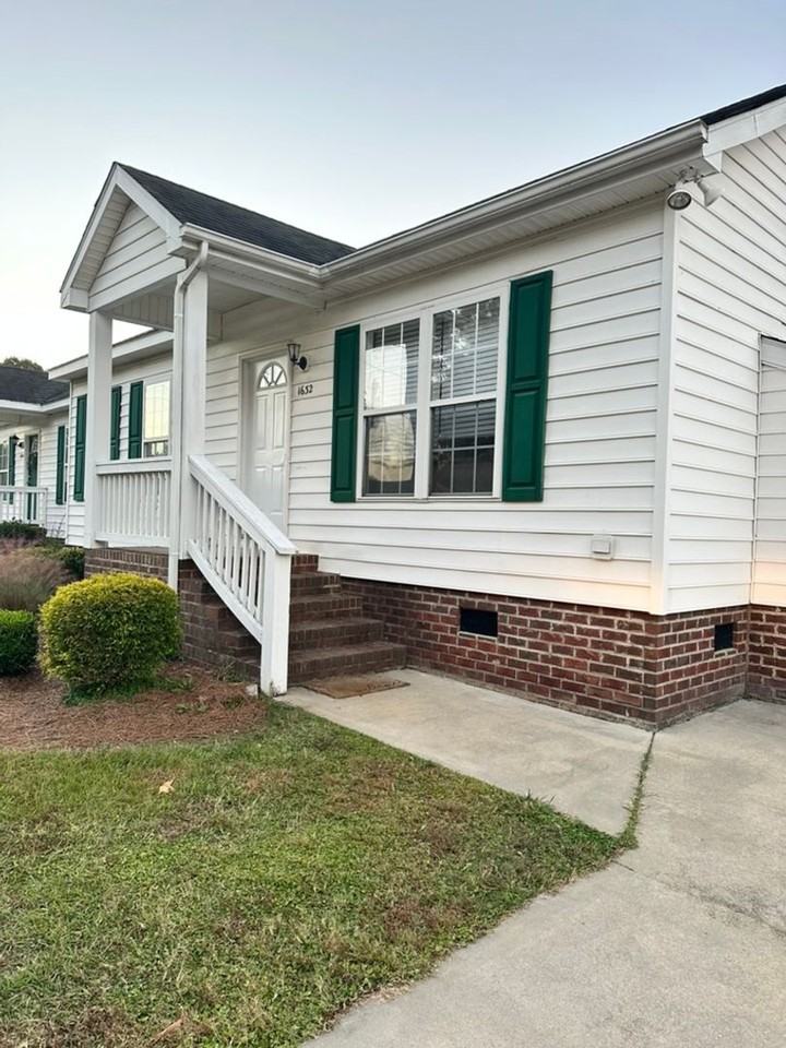 1632 Graham Ave - Photo 2 of 22