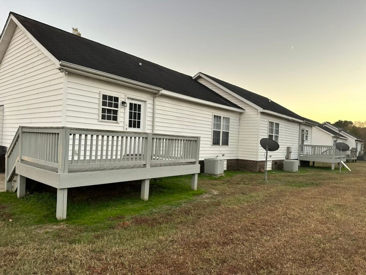 1632 Graham Ave - Photo 3 of 22