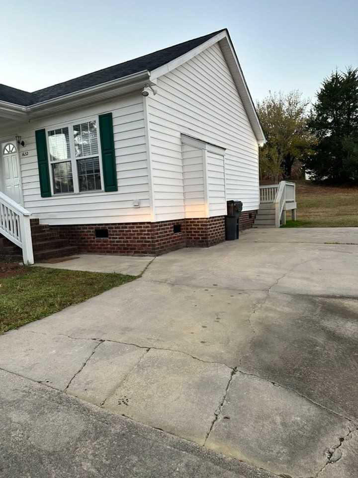 1632 Graham Ave - Photo 5 of 22