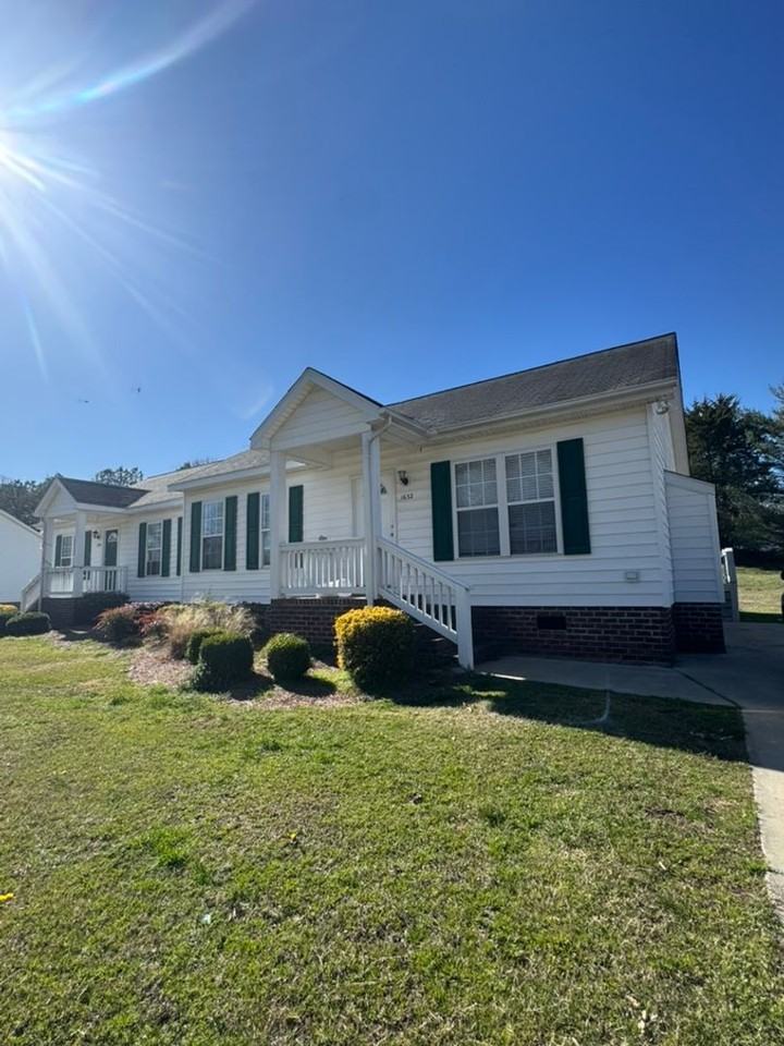 1632 Graham Ave - Photo 7 of 22