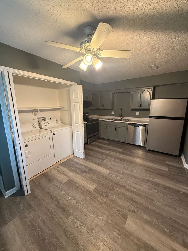 208 Ne Cedar Ct - Photo 3 of 12