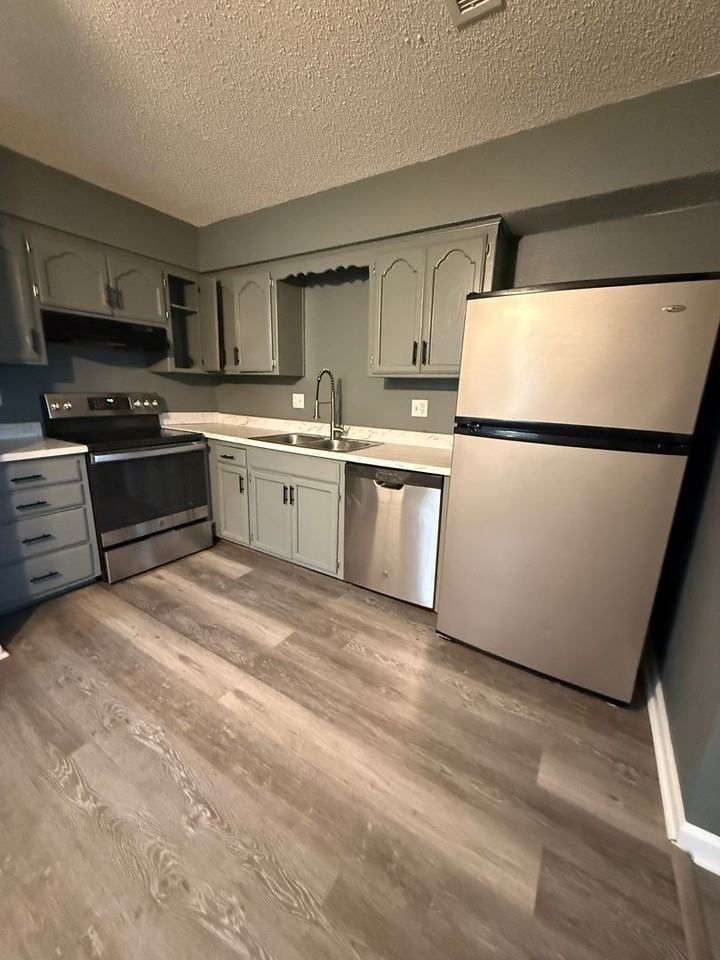 208 Ne Cedar Ct - Photo 4 of 12