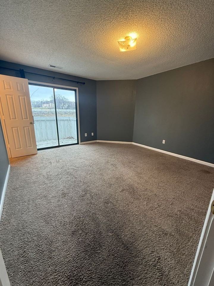 208 Ne Cedar Ct - Photo 6 of 12