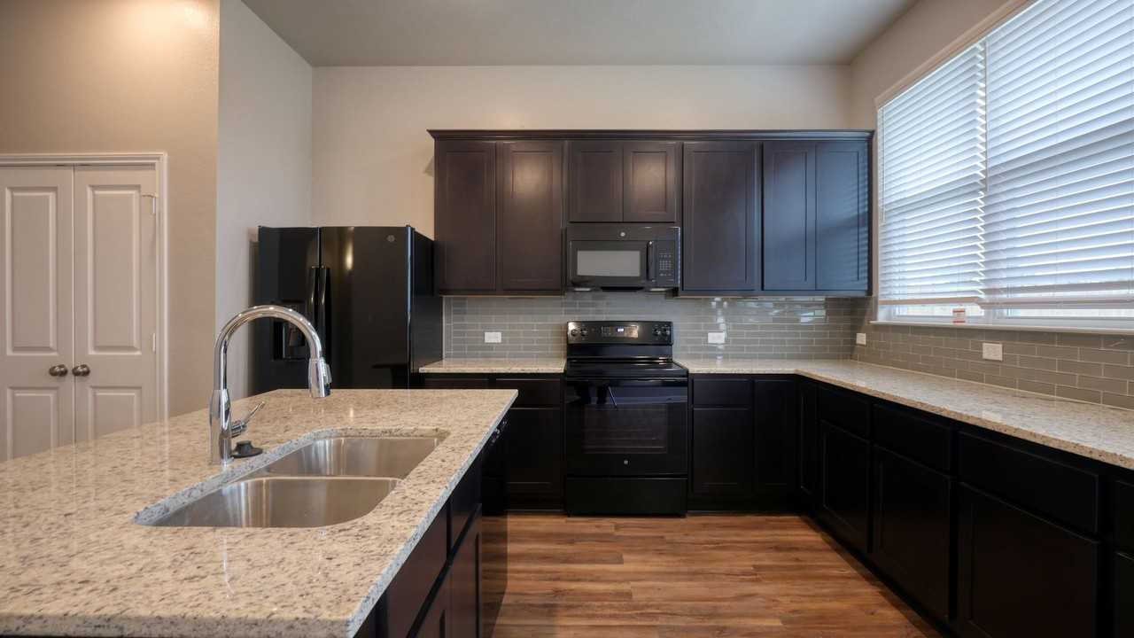 2220 John Ross Ct - Photo 4 of 16