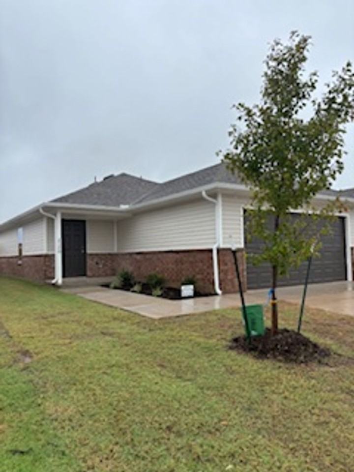 2120 Se 90th St - Photo 2 of 15