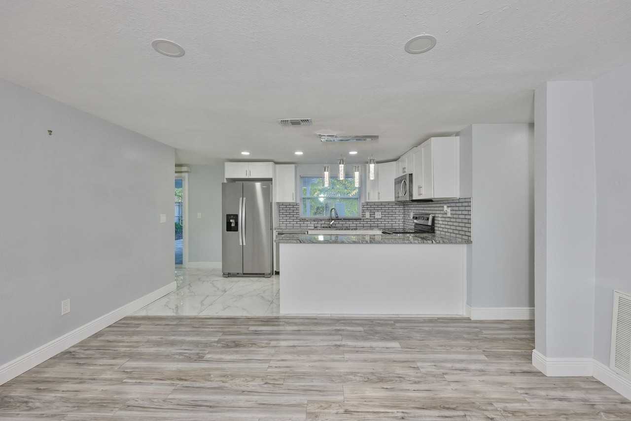 12870 101st Way - Photo 7 of 40