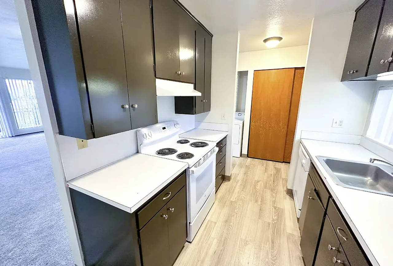 Colonial - Photo 3 of 10