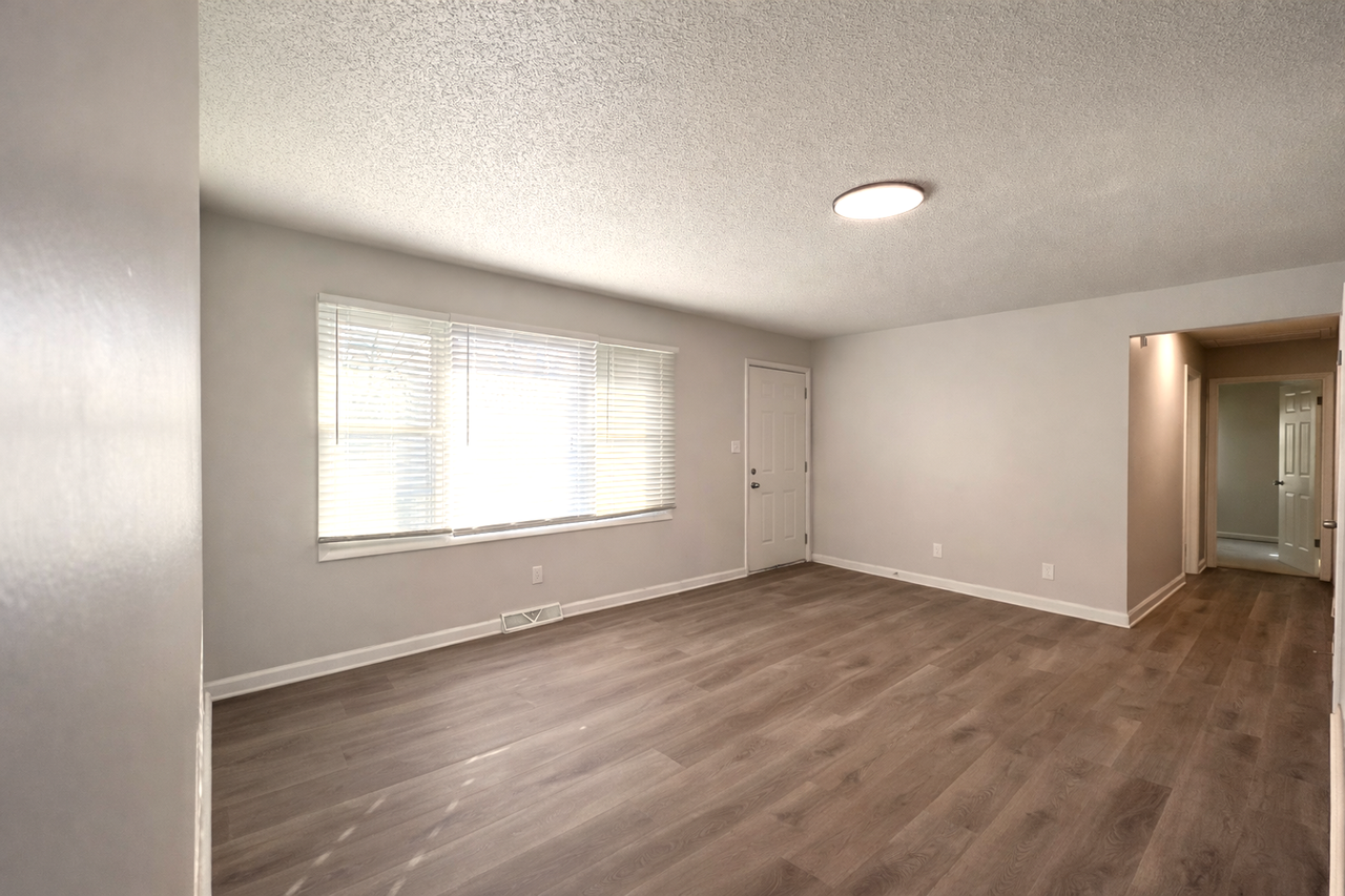 11316 Donnelly Ave - Photo 2 of 12