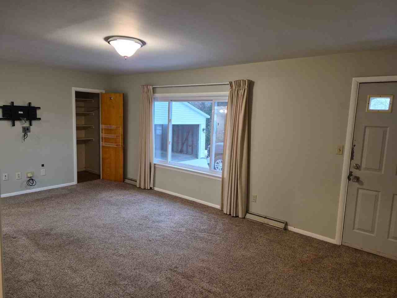 4684 Wakefield Ave Ne - Photo 4 of 18