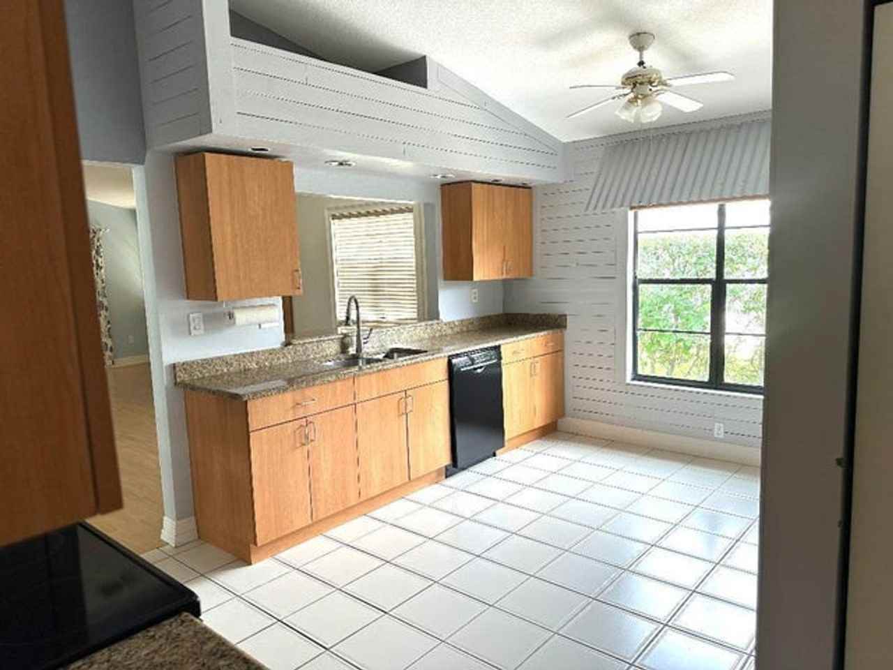 8095 Burlington Ct - Photo 2 of 13