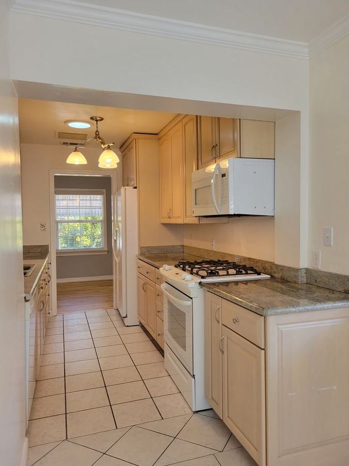 111 Florence St - Photo 3 of 21