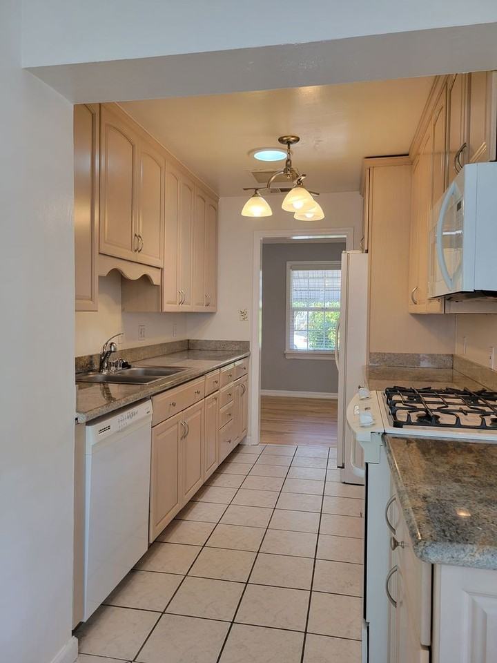 111 Florence St - Photo 4 of 21