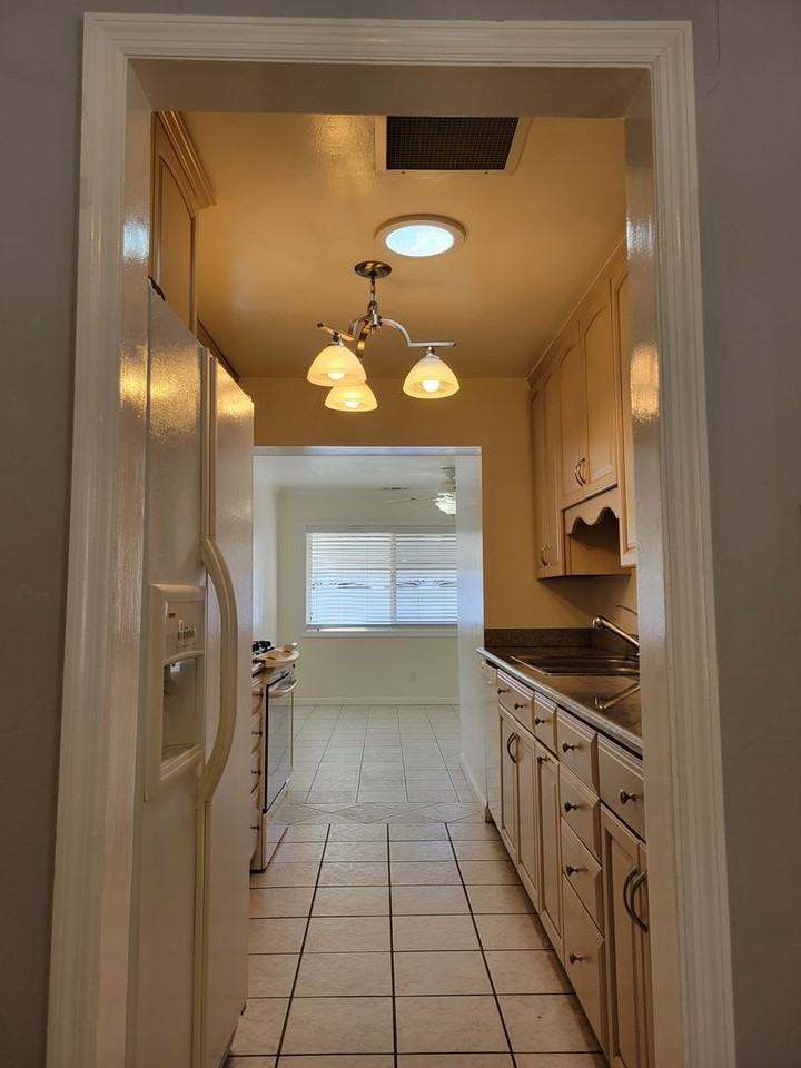 111 Florence St - Photo 5 of 21