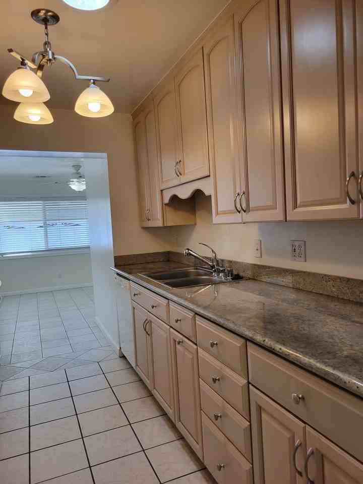 111 Florence St - Photo 6 of 21