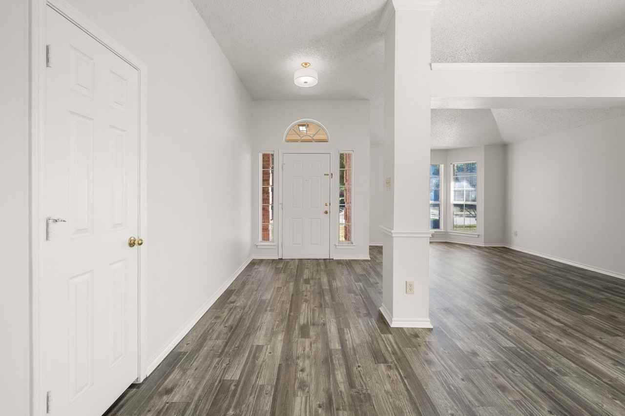 1417 Warwick Dr - Photo 3 of 27