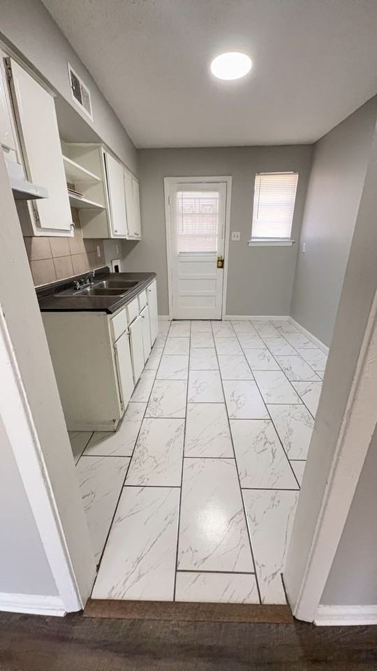 1007 National St - Photo 4 of 6