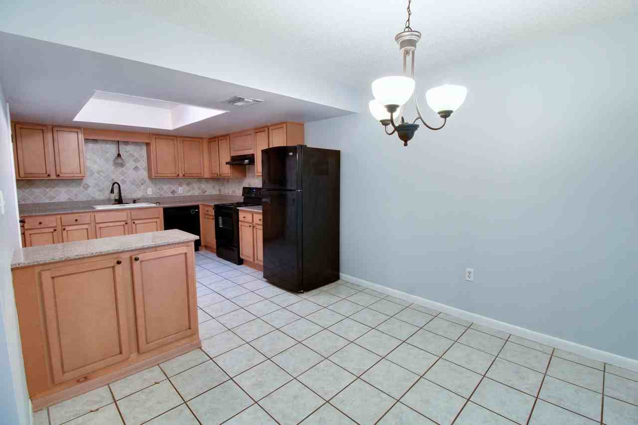 1455 Oak Pl - Photo 4 of 9