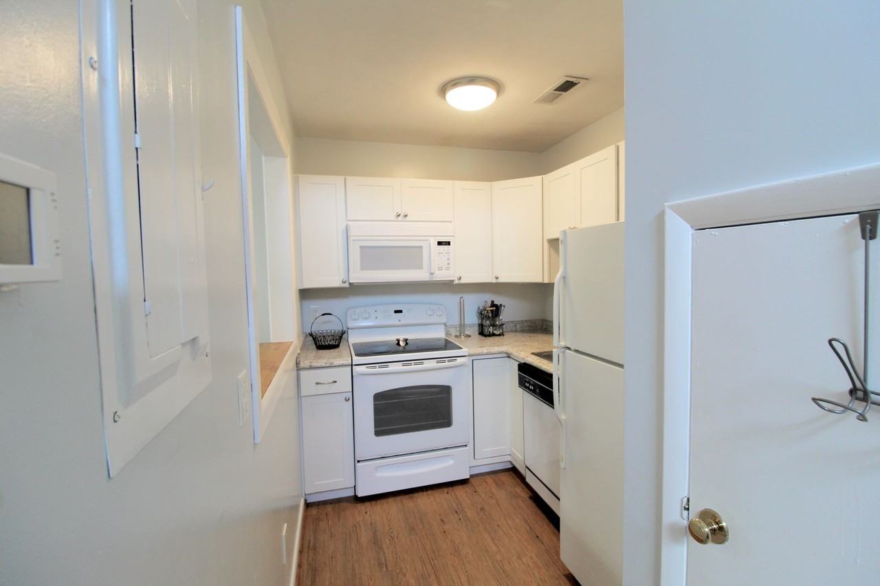 1440 Bradley Dr - Photo 3 of 26