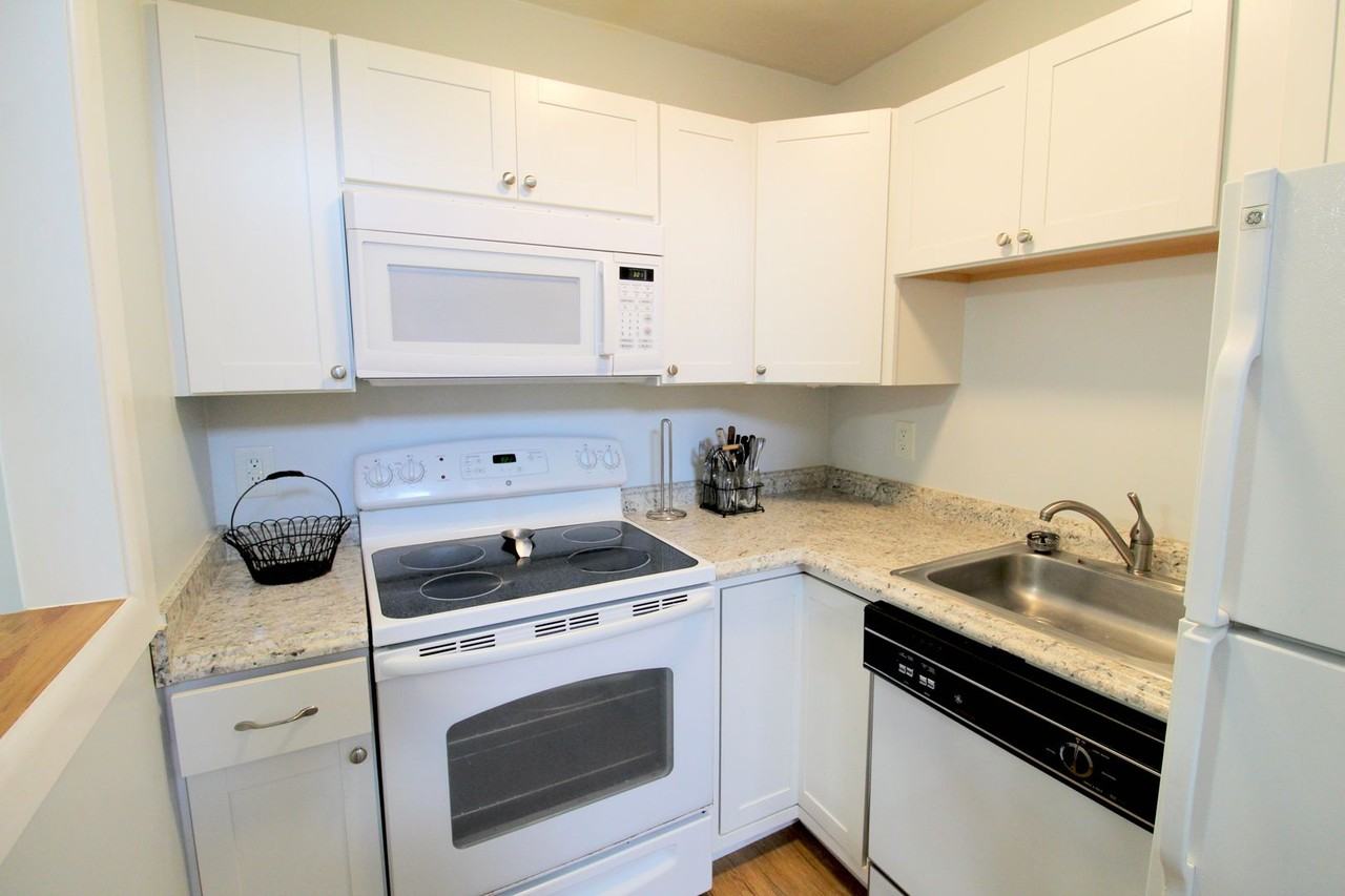 1440 Bradley Dr - Photo 5 of 26