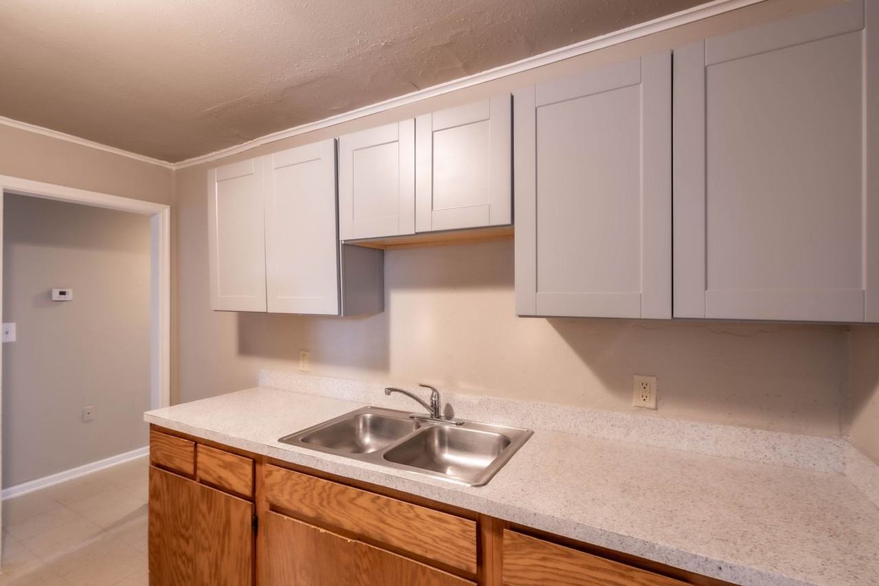 1514 E 49th St - Photo 4 of 11