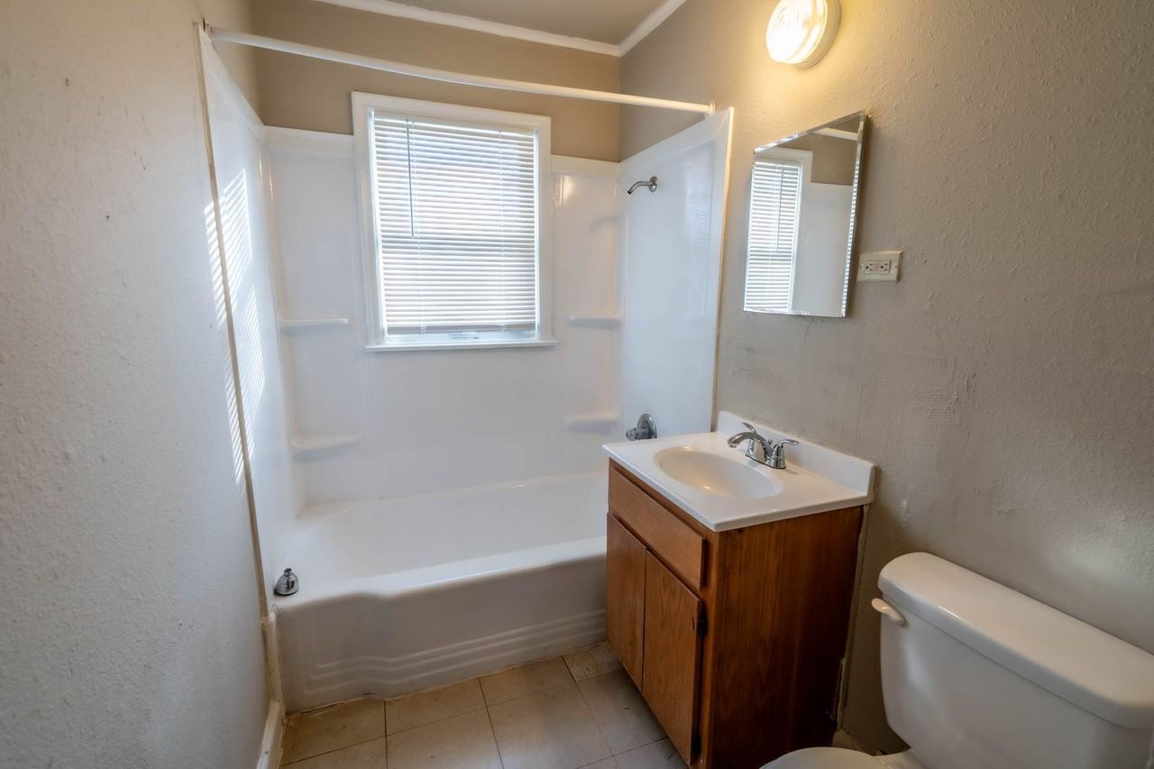 1514 E 49th St - Photo 5 of 11