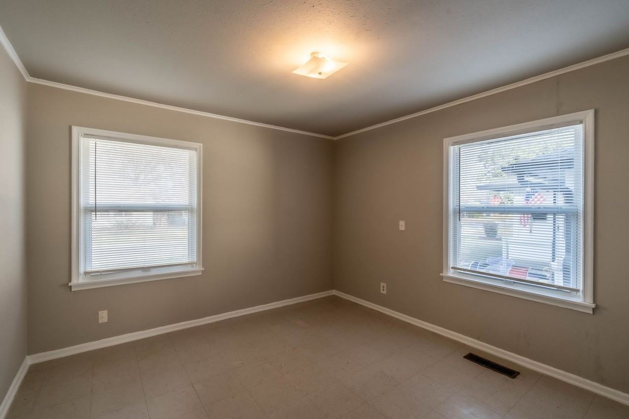 1514 E 49th St - Photo 7 of 11