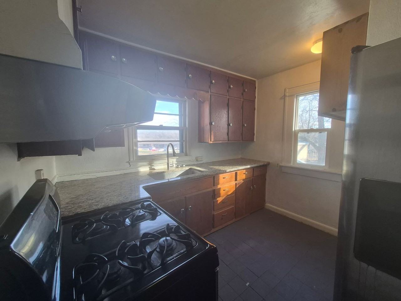 2708 Mondamin Ave - Photo 2 of 23