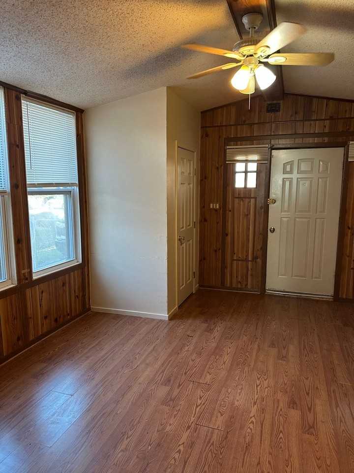 1104 Sherman St - Photo 2 of 10