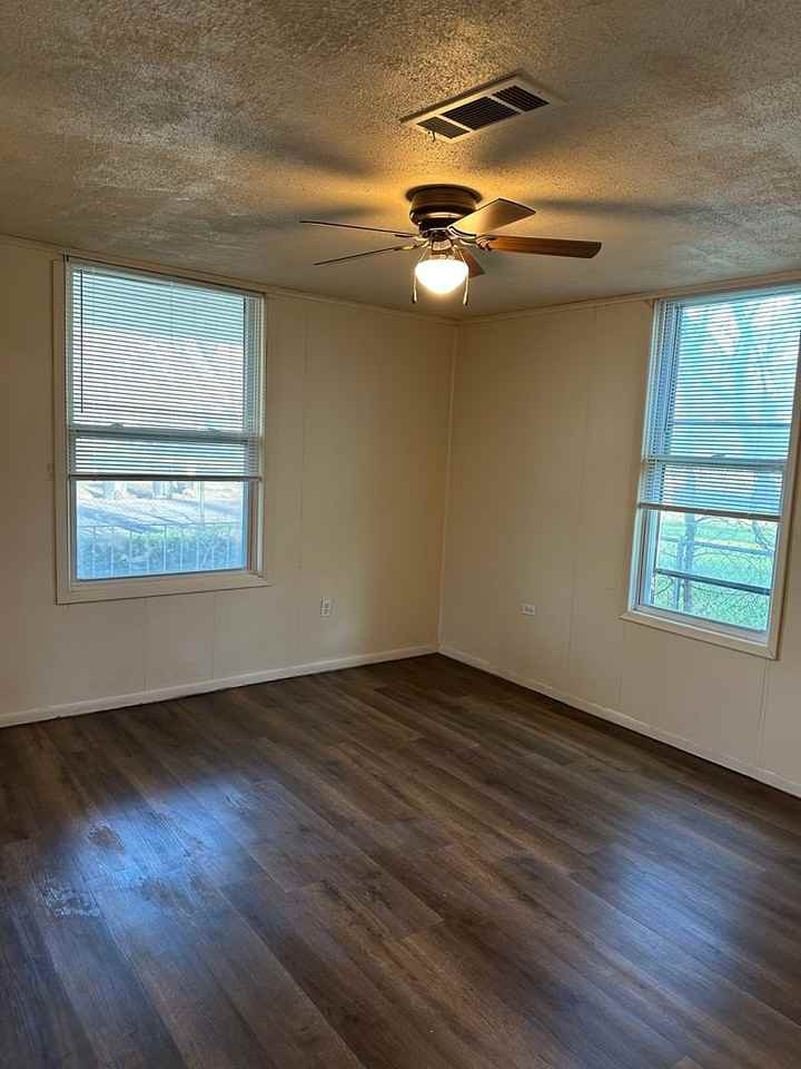 1104 Sherman St - Photo 7 of 10