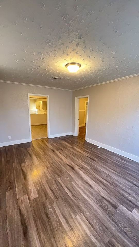 916 Crockett St - Photo 2 of 13