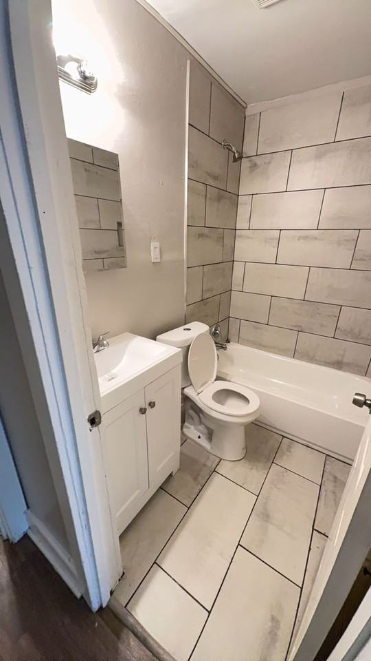 916 Crockett St - Photo 5 of 13