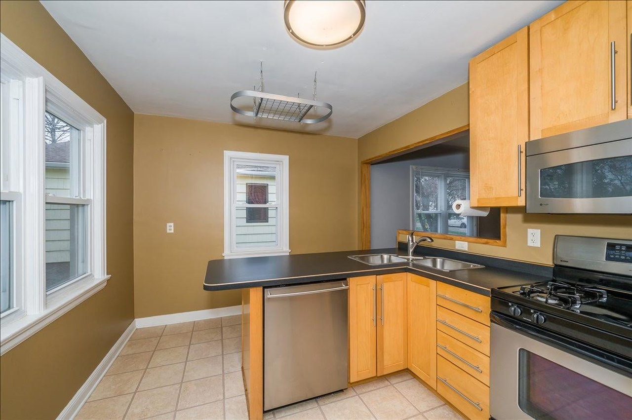 5710 Wyoming St - Photo 5 of 17