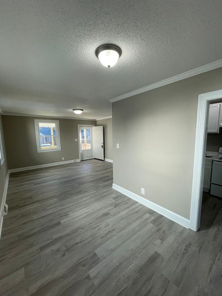 613 Caldwell Ave Ne - Photo 4 of 16