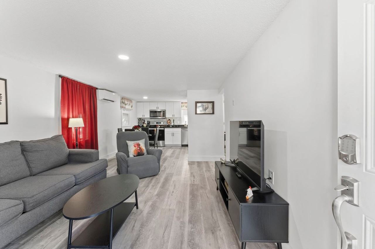 512 6th St #1 - Photo 5 of 22