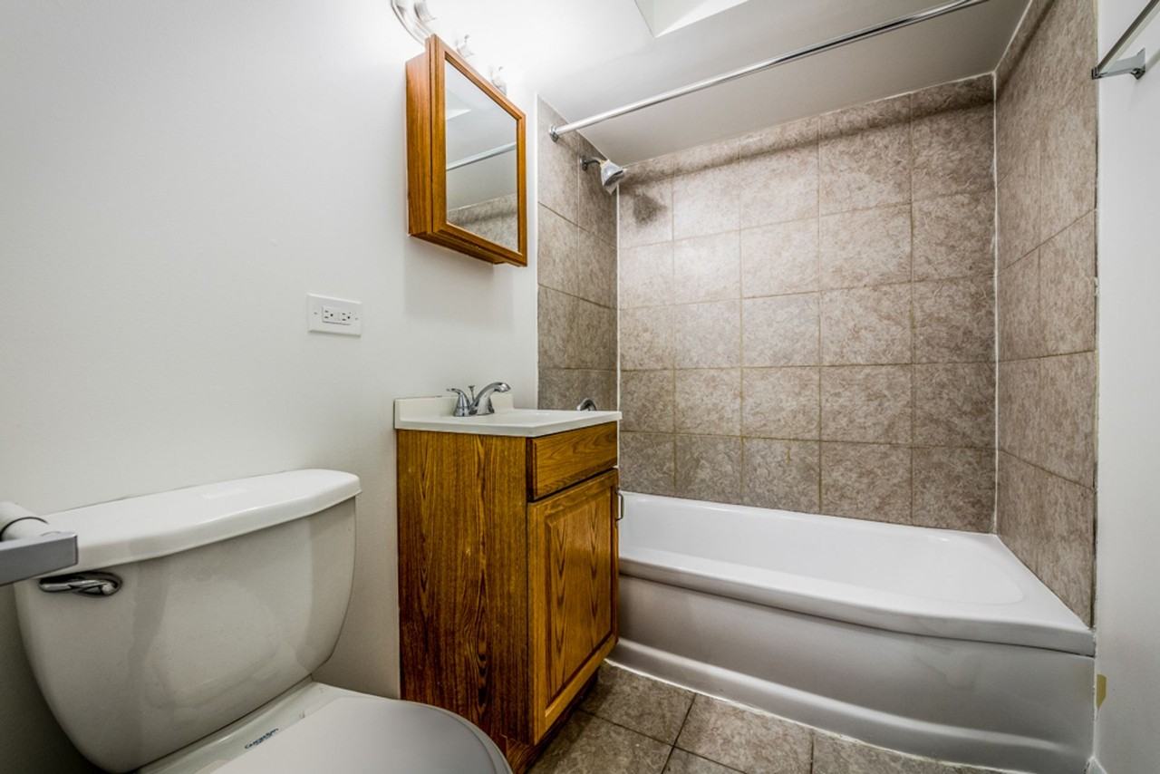 410 E 107th St Chicago, IL 60628 - Photo 2 of 32