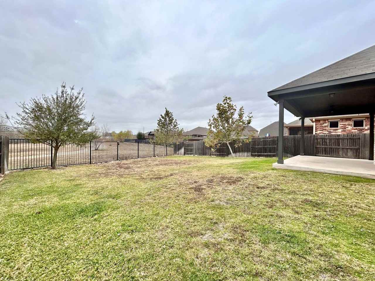 351 Natchez Dr - Photo 7 of 47